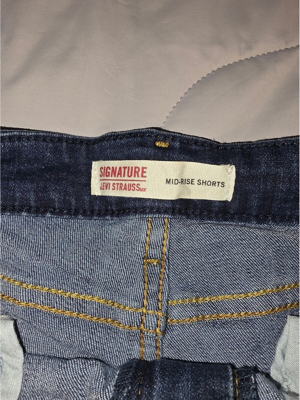 Levi's signature Women's Cuffed Denim Shorts - Size 2 - Picture 2 of 9
